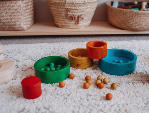 Coloured nesting & stacking bowl